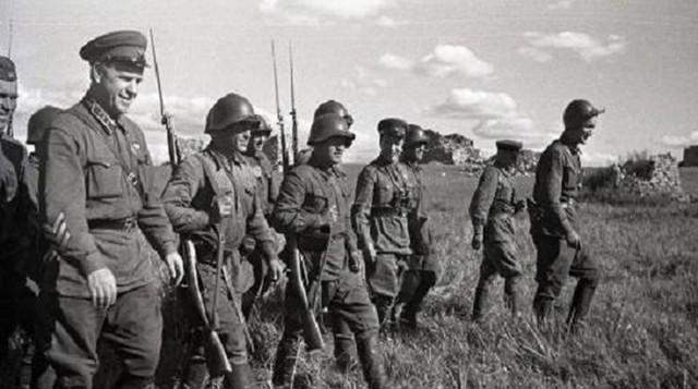 1939年8月，苏军侦察兵在一旁的芦苇丛中抓到了一个日本士兵，便将他带去见朱可夫