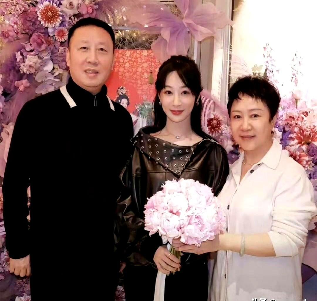 杨紫的脸，真是个越来越让人看不懂的话题。小时候明明跟她妈一个模子刻出来的。1