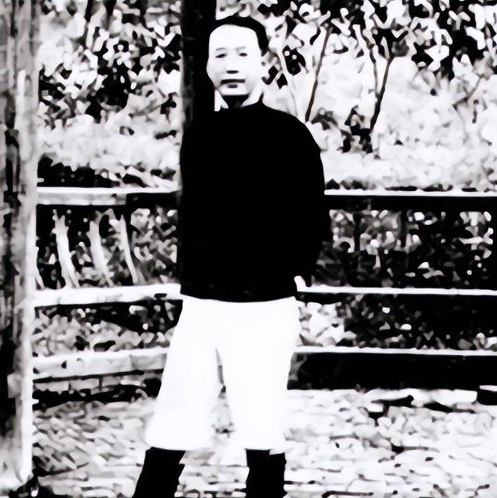 一同参观瞿秋白纪念馆，朋友问道："瞿秋白相当于什么地位？"淡然一笑："他是党内