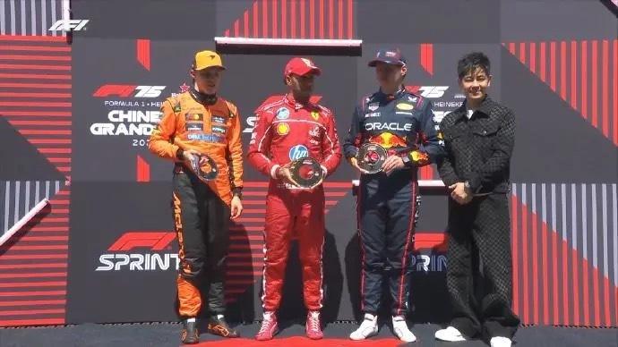 F1中国冲刺赛：汉密尔顿夺冠，皮亚斯特里维斯塔潘分列二三F1中国站冲刺赛结束，汉