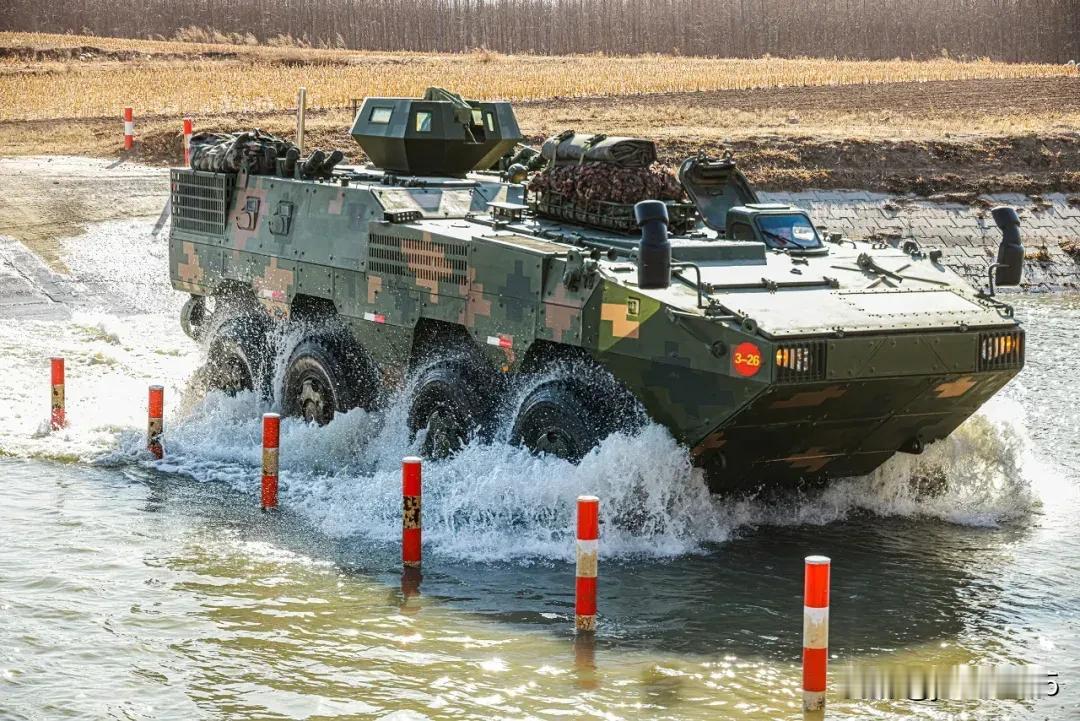 近日，第79集团军某中型合成旅在严寒条件下进行实战背景下的远程机动训练。机动数百