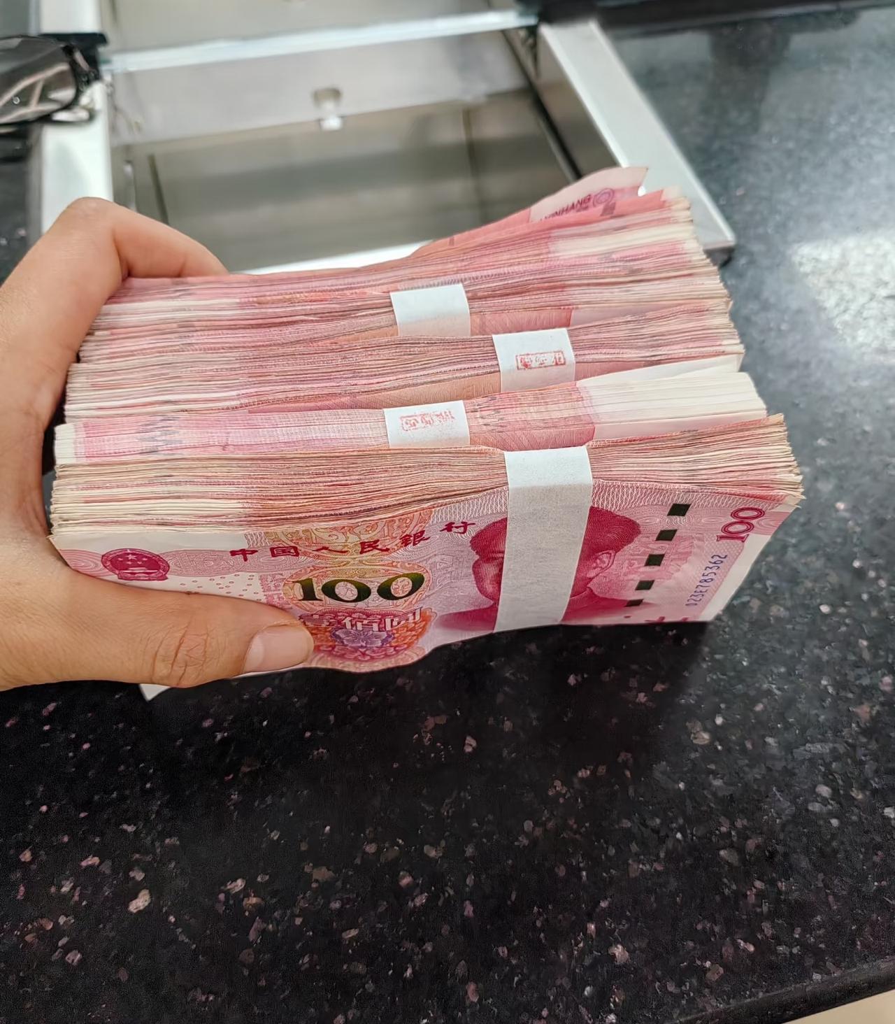 今天看到一个朋友发了这样一段话：“别听他们胡说八道，说什么百万存款的家庭很少。这