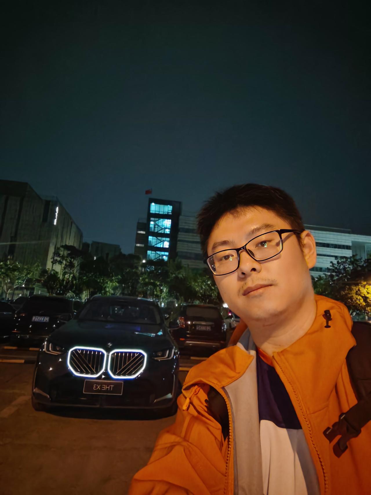 昨天晚上摸了一下全新X3，尺寸确实很大，后排相当舒服，这一代升级最大的是灯光。。