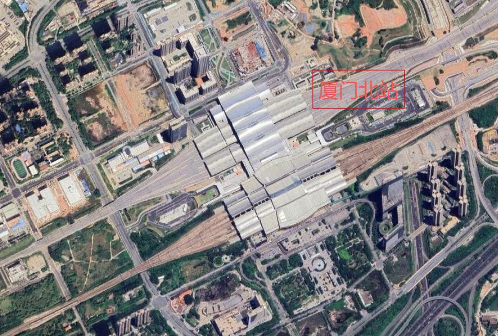 厦门北站位于厦门市集美区，整合了杭深铁路、杏厦铁路以及甬广高速铁路等主要线路，站