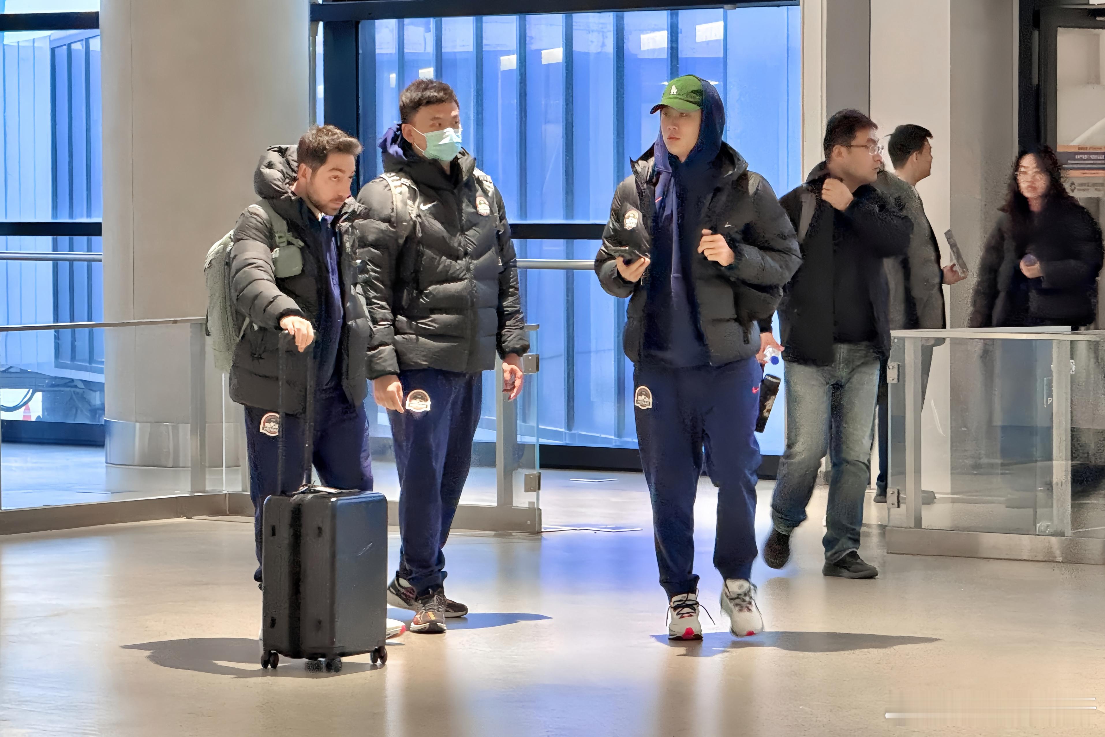 中超河南队2月26日17时许，河南队飞抵上海浦东机场，赴沪进行“超短期飞行集训