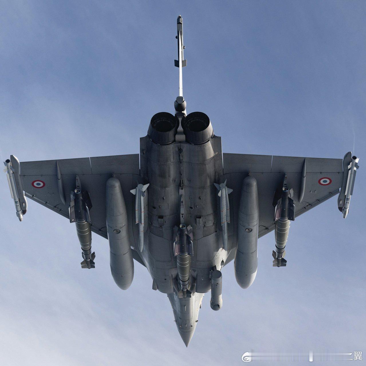 挂载3枚1吨级AASM制导炸弹的法国空军阵风F4.2​​​