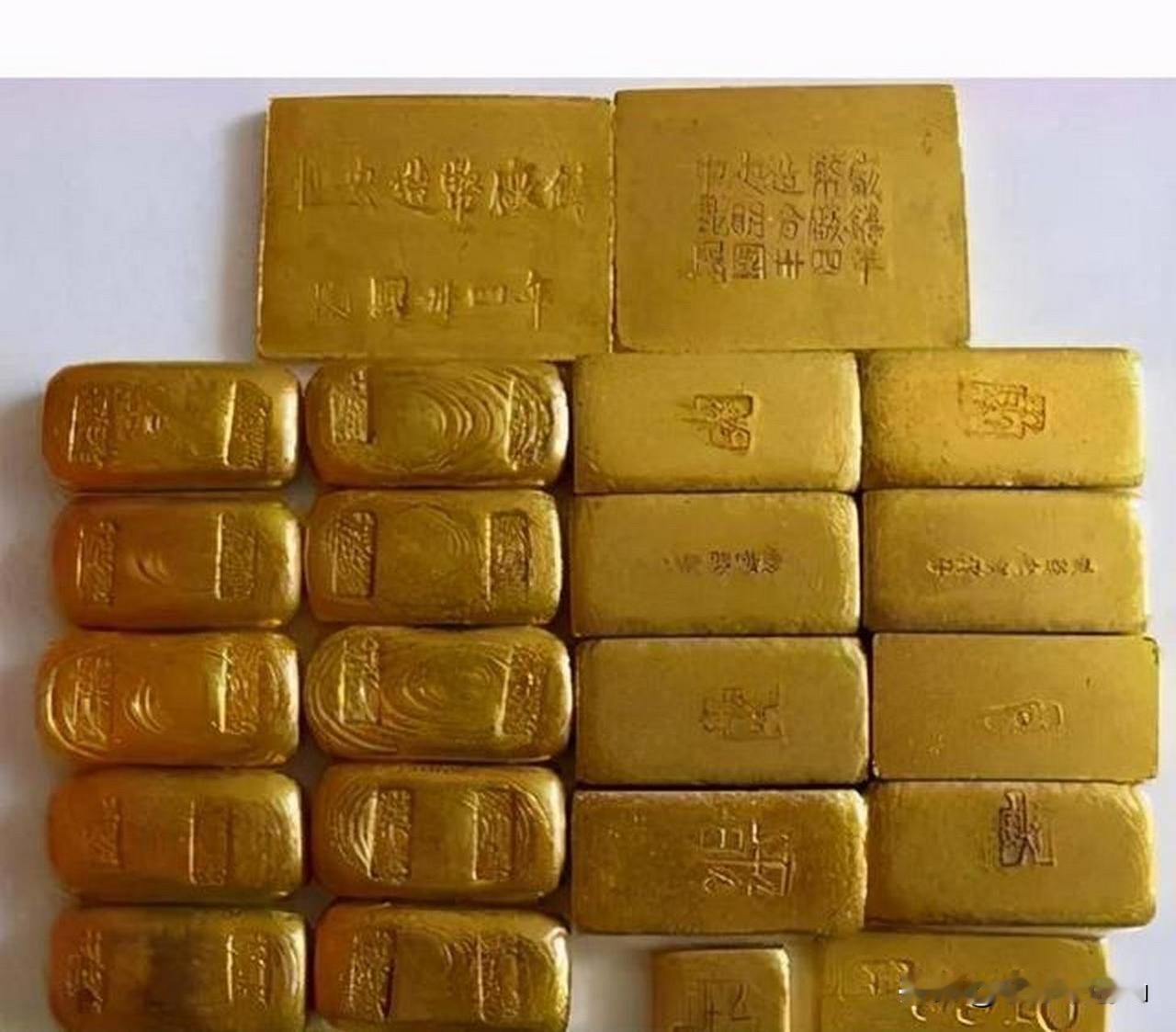 李自成遗金清初，陕西商洛山中，一个猎户在崖洞避雨，脚下踢到一块硬物。刨开泥土