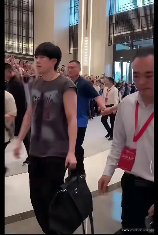 大头央视面对面专访，一句话圈粉无数。随着网络上铺天盖地的流言蜚语，大头在接受