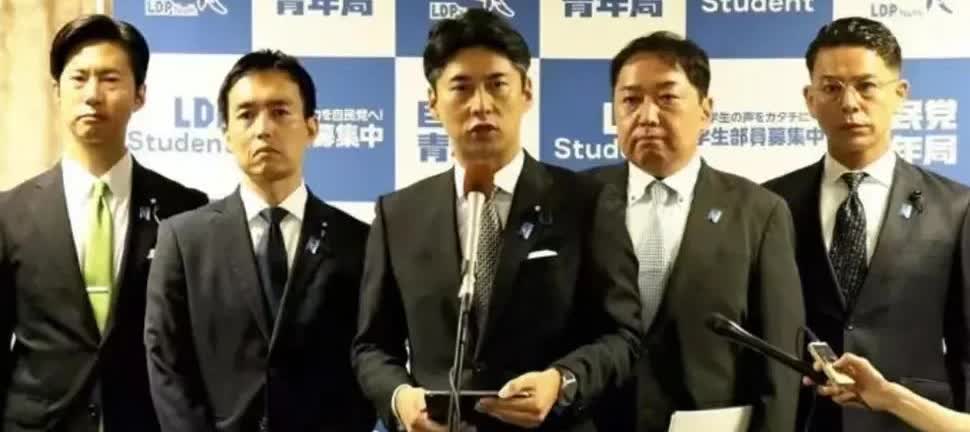 “地主家的傻儿子”中曾根康隆，现任日本自民党青年局局长，率领自民党青年局成员窜访