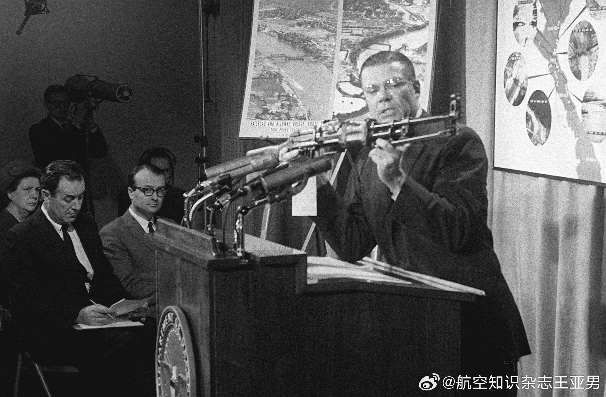 1965年4月的一次新闻发布会上，美国国防部长罗伯特·麦克纳马拉拿着一支从越南战