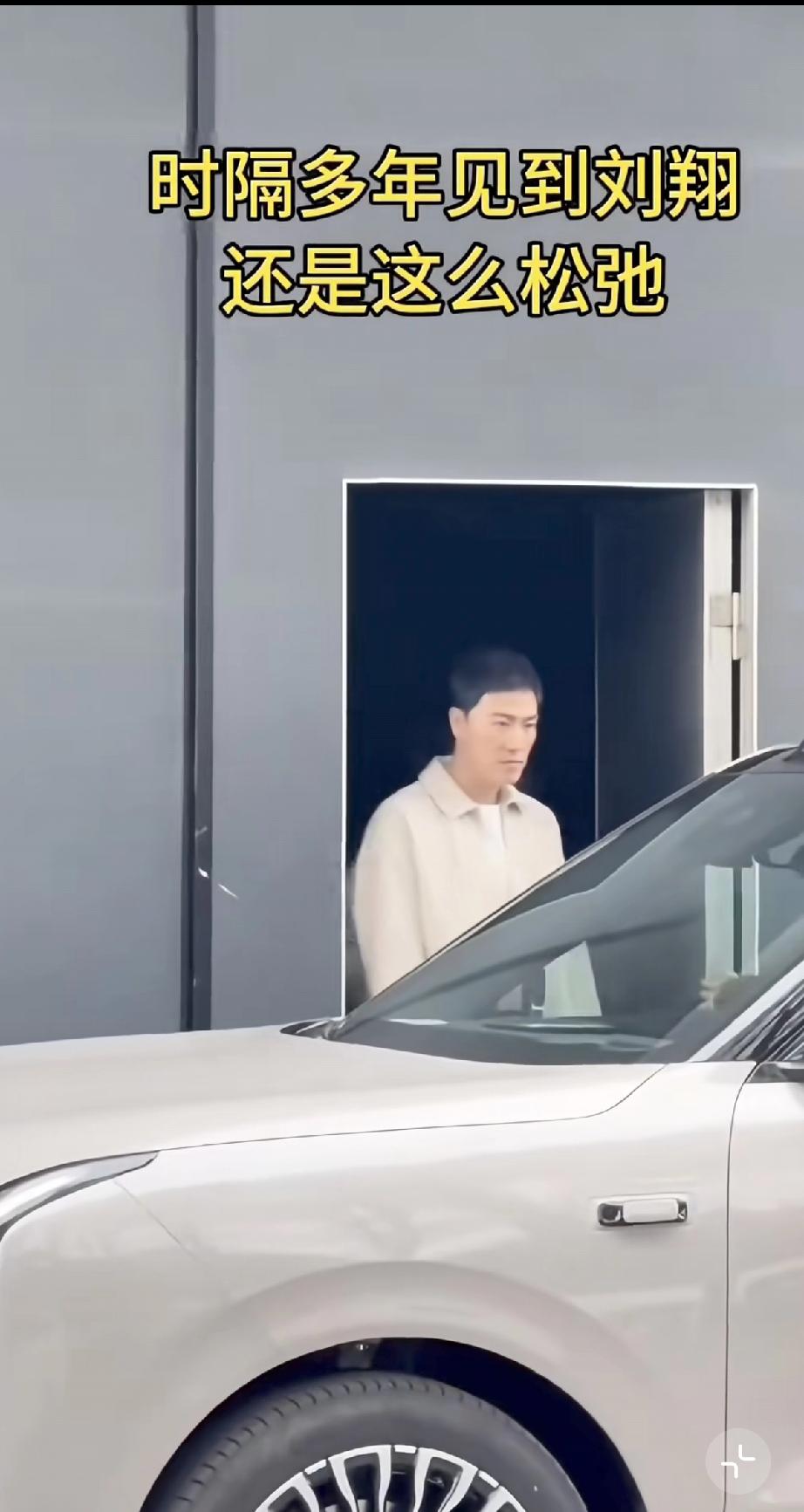 4月1日，飞人刘翔现身上海，他终于大大方方出来了，可惜没有运动员气息了，有中年大