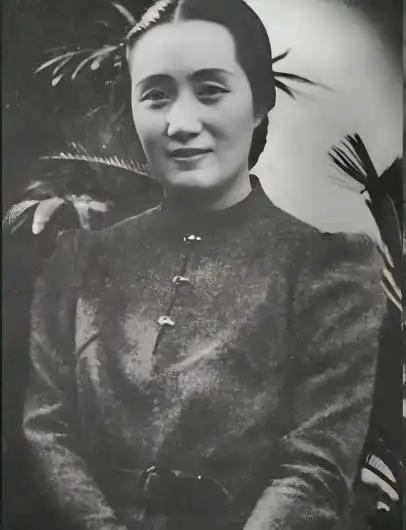 1925年，连生4女的董竹君，为圆丈夫儿子梦，冒死怀第5胎。她肚大肥圆，爱吃辣椒