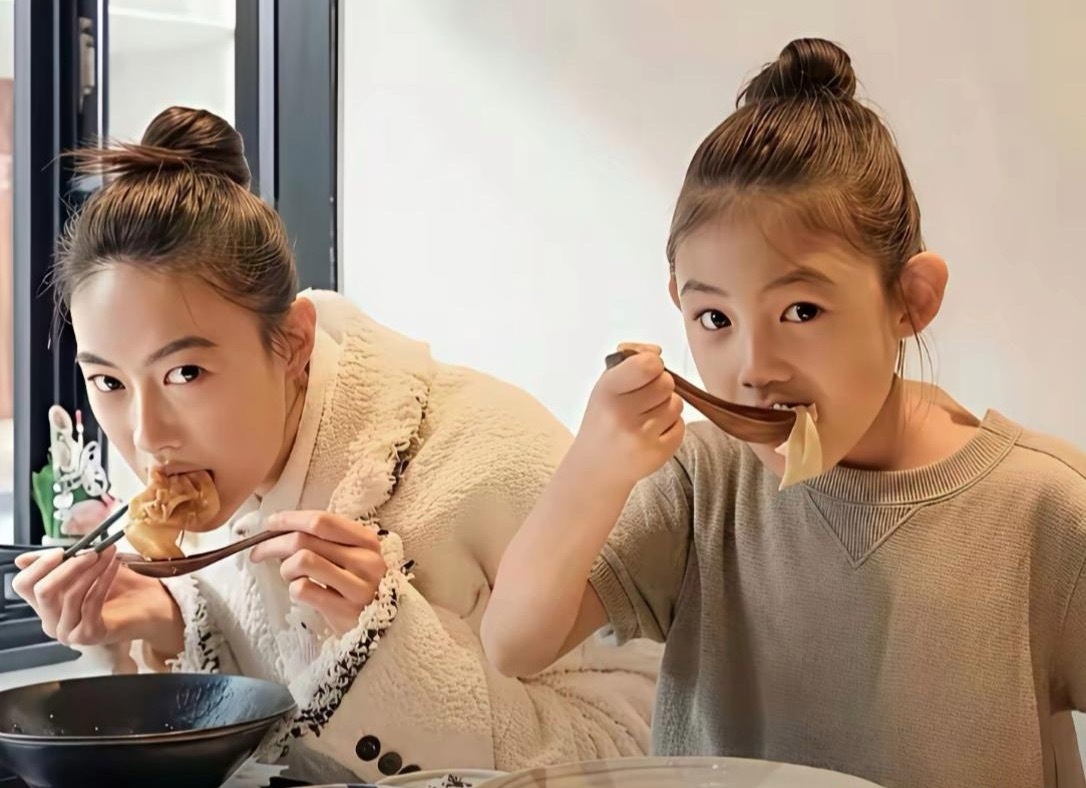 这么看，陈冠希的女儿长得更像妈妈