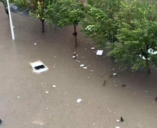 沈阳遭极端强降雨侵袭 当地居民: 积水没过车顶、多条交通线路停运