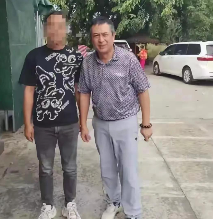 54岁的张嘉译近日在海南街头被网友偶遇！他身着一件价值逾千元的老头衫，被偶遇者评
