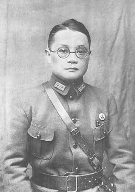 1949年，国军上将潘文华决定起义，却发现七姨太是特务，为了不打草惊蛇，他对七姨