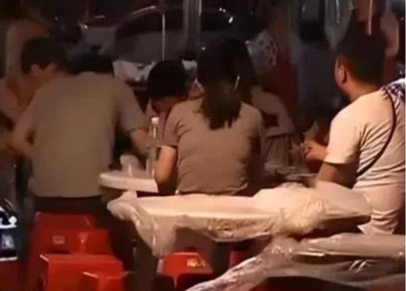 江西，一男子和妻子去吃烧烤，期间去几十米外的小卖店买烟。谁知，十几分钟后，妻子却