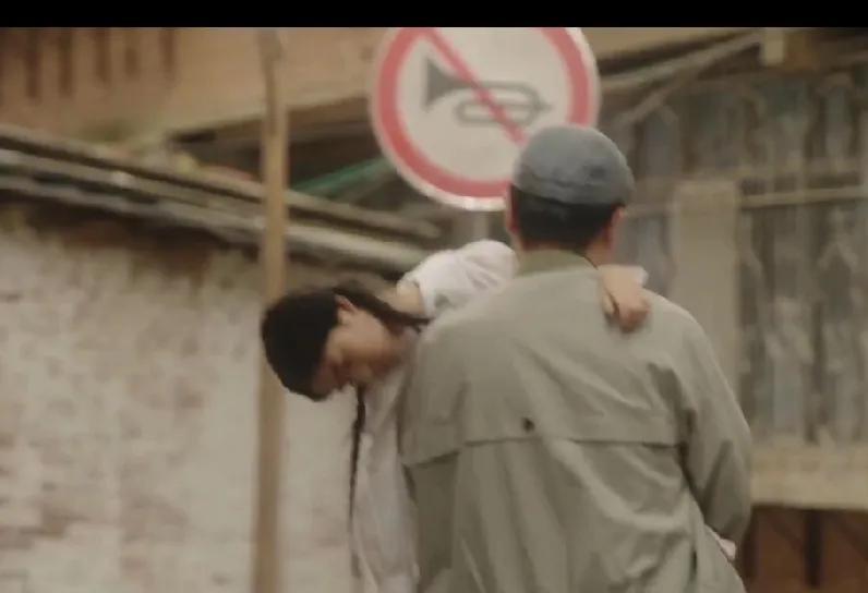 哎？叶修明装什么圣人啊？又当又立啊？靠着贩卖儿童和女孩发家致富了，又开始做起慈善