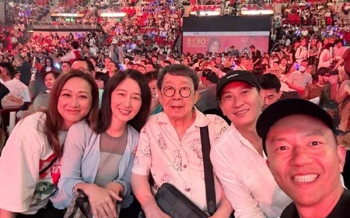 最近关咏荷和张家辉还有陶大宇等人一起去看演唱会，关咏荷如今的状态依然非常的不错。