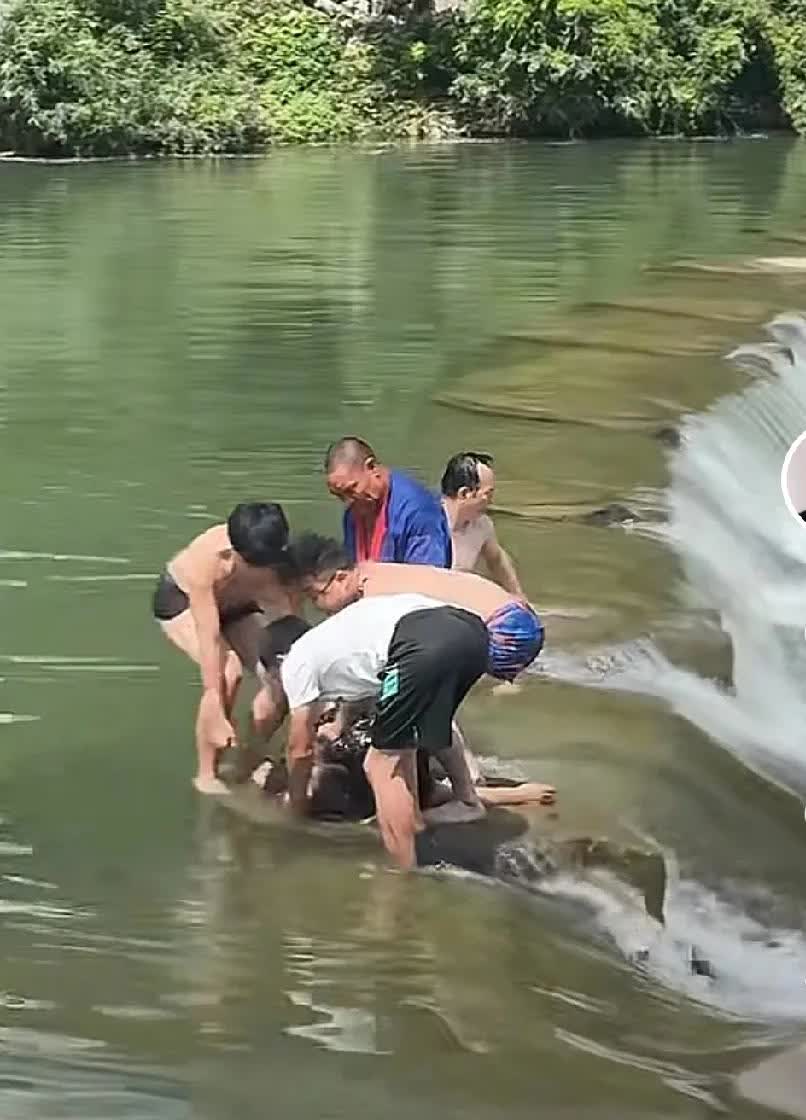 贵州一女子落水，三个男子相继去救落水女子上岸，结果有一男子没上岸，打捞上来已无生