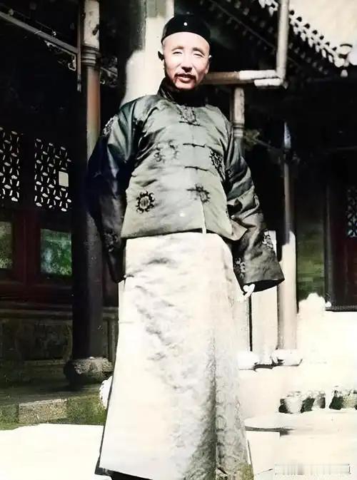 🌞一次，张作霖正在面试4个保镖，突然，后院有人大喊：“抓刺客。”其中3人飞