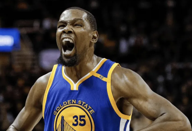 火箭球员凯文-杜兰特参加了队友弗雷德-范弗利特的播客节目。杜兰特表示，在勇士的