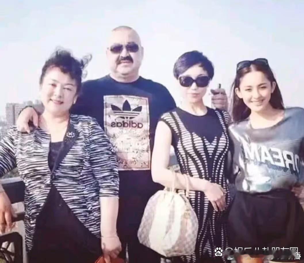 古力娜扎全家的颜值底子不错！古力娜扎早期全家福太养眼了！完美诠释什么叫高颜值家族