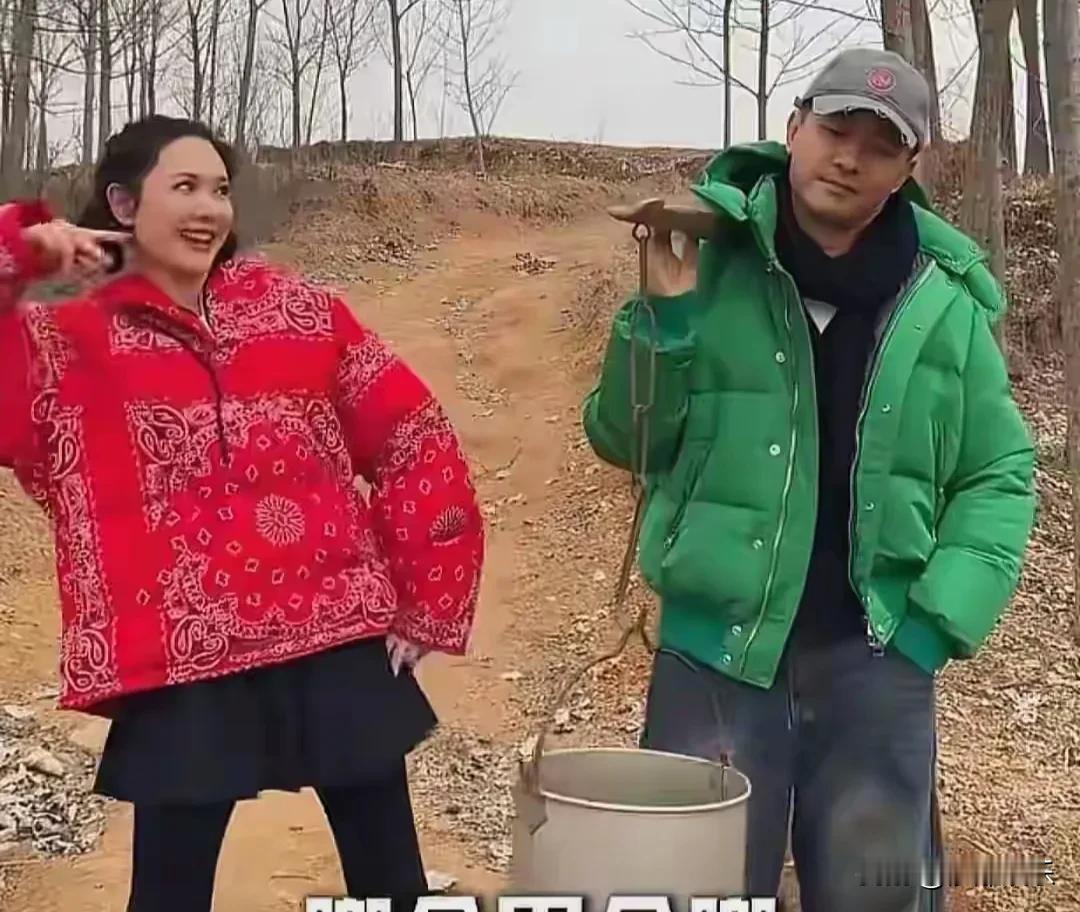 山东大集上最近有对“红配绿”明星夫妻，红的不是灯笼，是程莉莎的花棉袄，绿的也不是