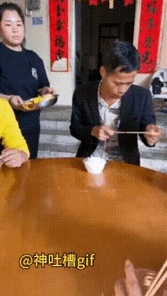 啥年代了，何至于如此呢？视频里，一桌人正在吃席。瞧，大姐端上一盘玉米。有位大哥