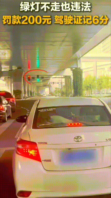 这个可一定要注意了！襄阳，一司机在路口正常等红绿灯，可是明明是绿灯但是前车就是不