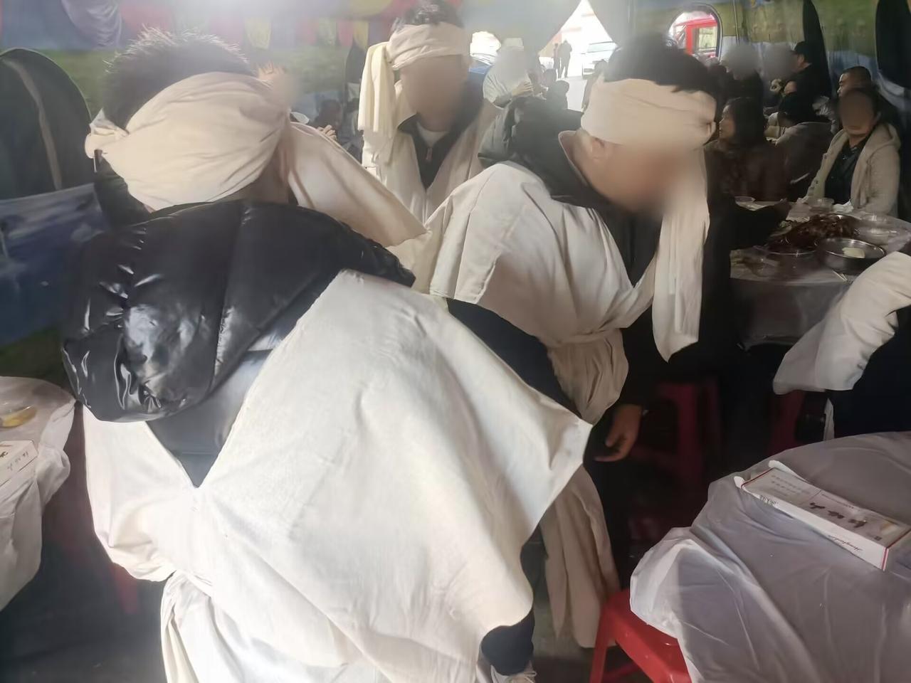 中午开席，大棚里一下子坐满了人，比早上灵棚前热闹多了。菜是真好吃，镇上大厨