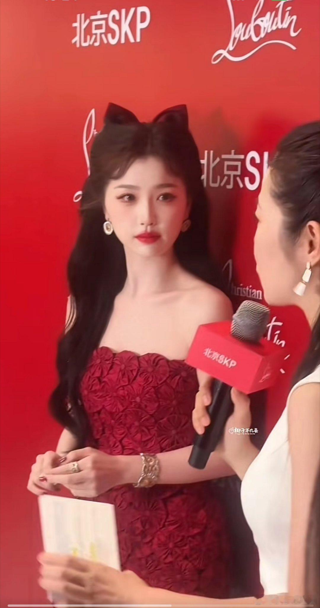 虞书欣红色小猫造型，美极了，路人都觉得好看的程度​​​