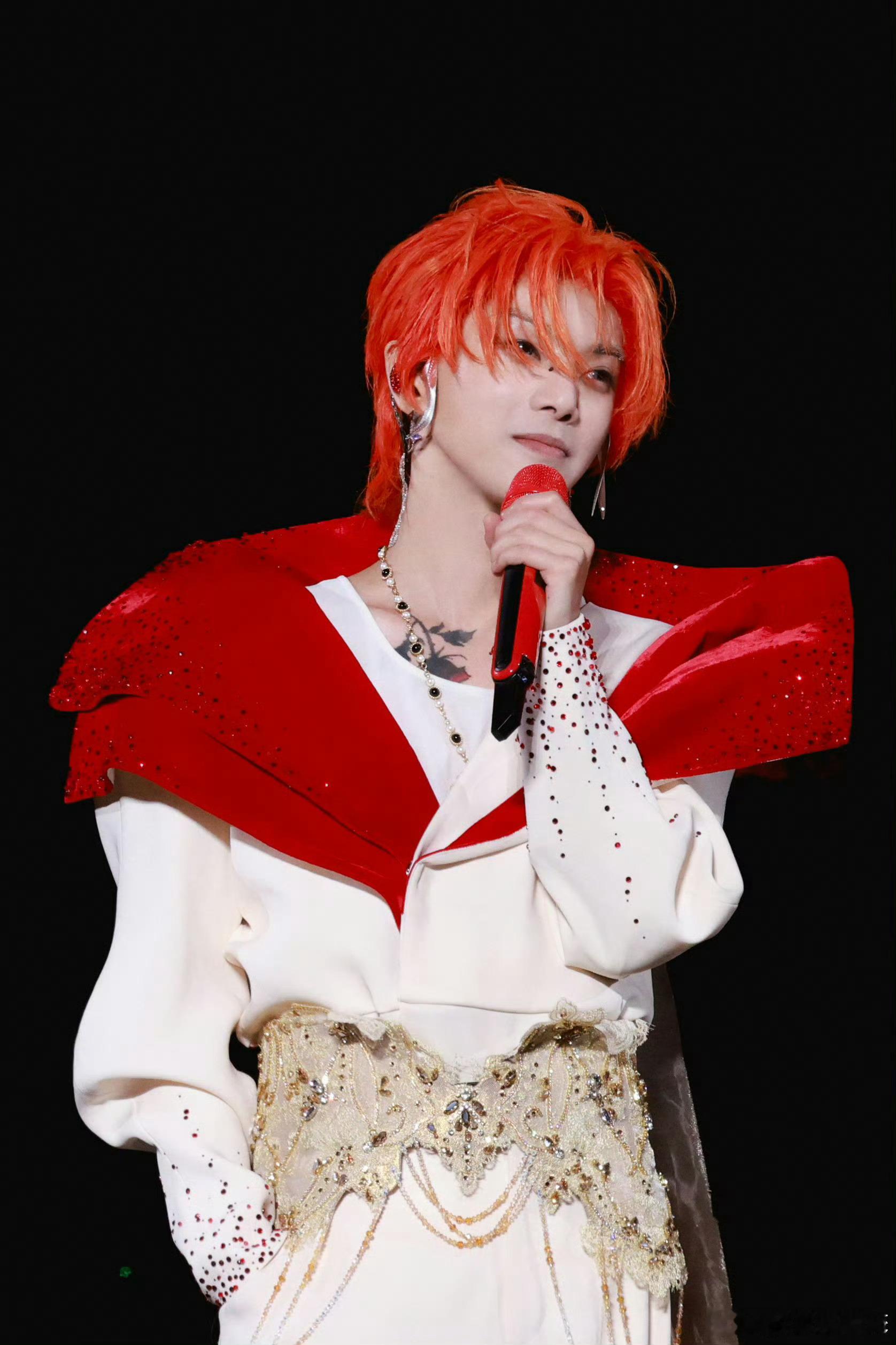 华晨宇你们在哪家就在哪他在聚光灯下以歌声为炬，照亮逐梦之路；我们在人海中以陪伴