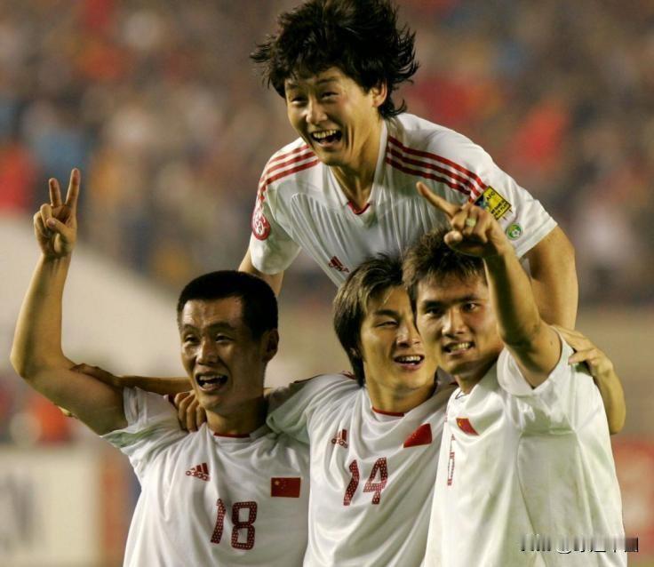 很多人记得2004年亚洲杯，国足主场惜败日本遗憾丢冠。但很少有人记得，半决