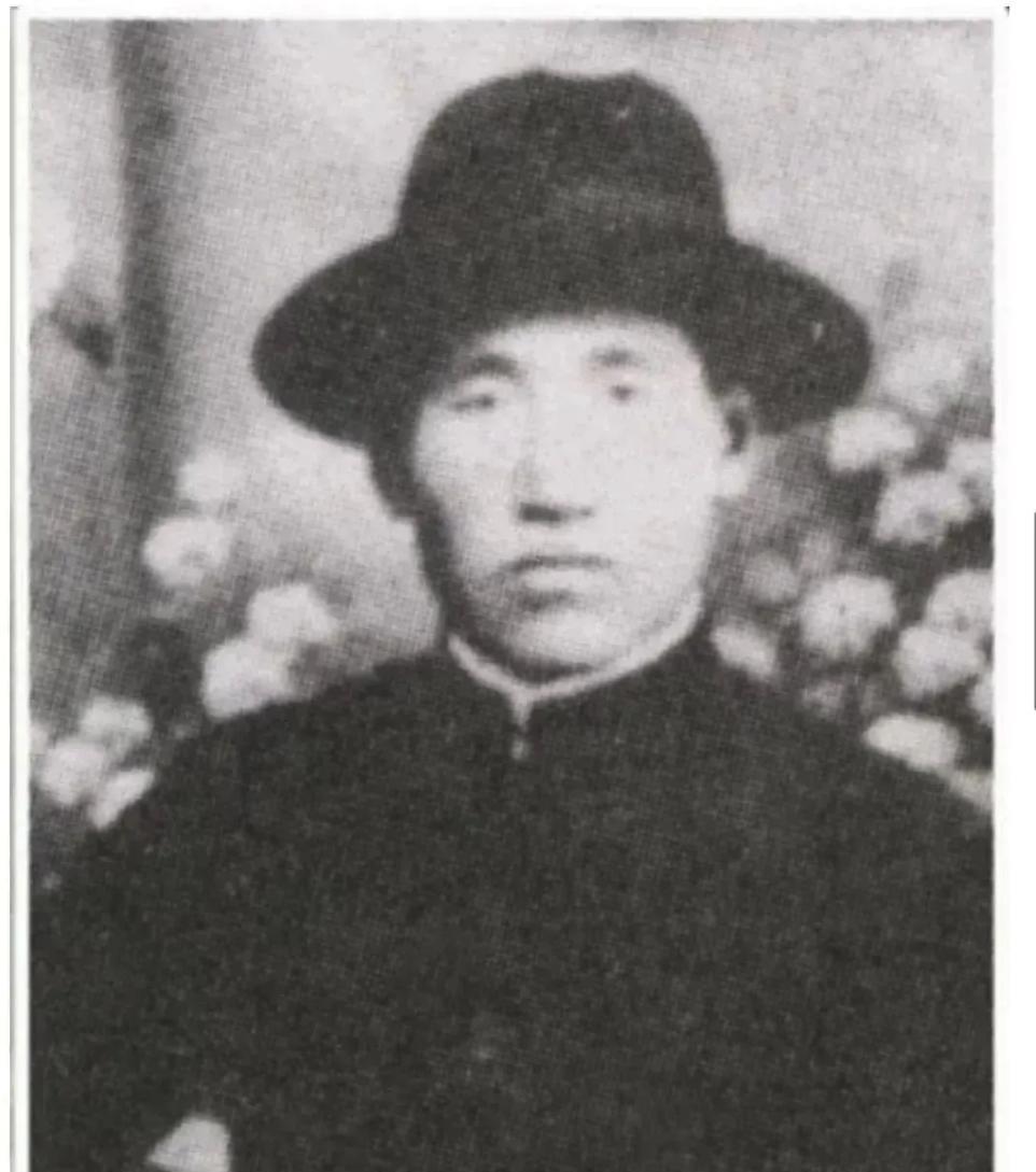 1944年，抗联战士杜希刚正要睡下，院外的狗突然叫起来，他刚想翻身下床，谁知几个