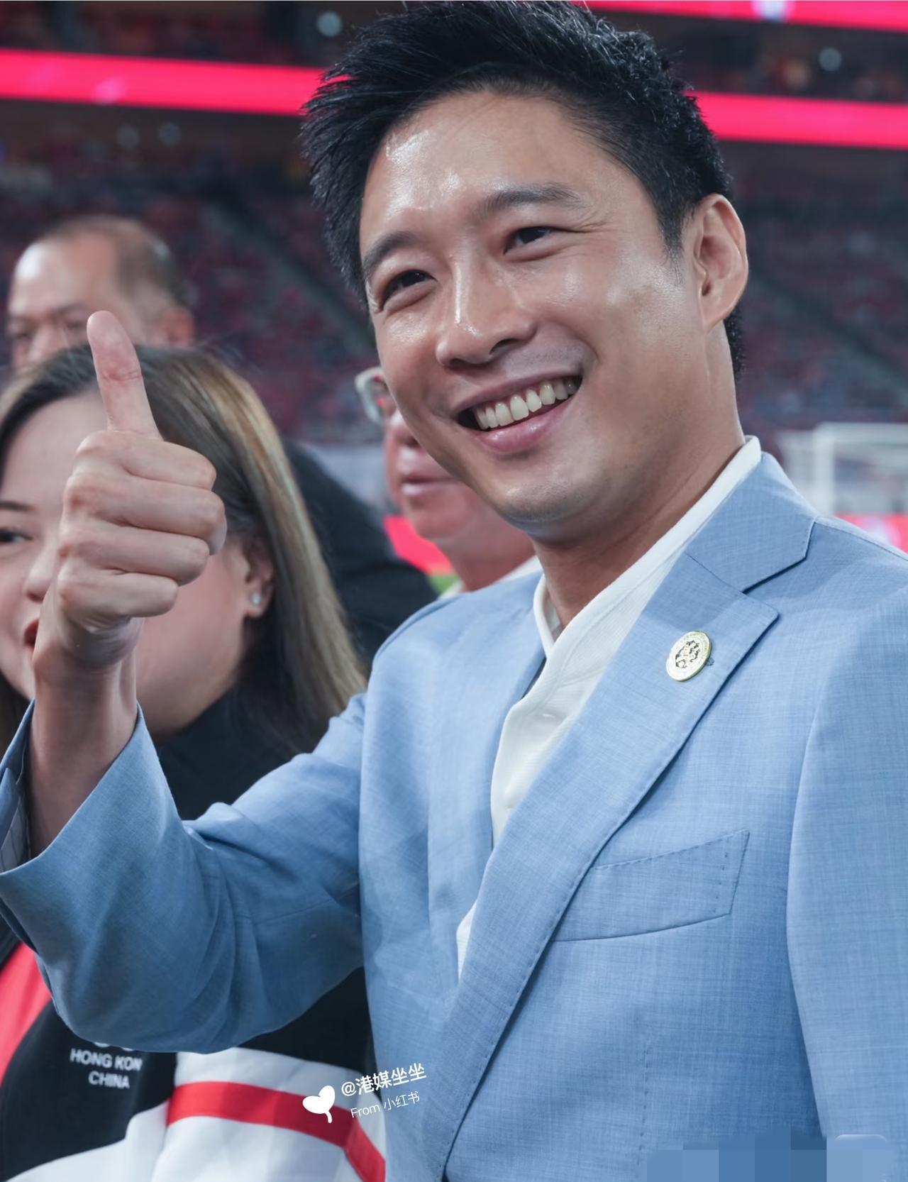 被传了这么久，他们索性不藏了。霍启山和娜然从意大利并肩走出来，路人举手机要合影