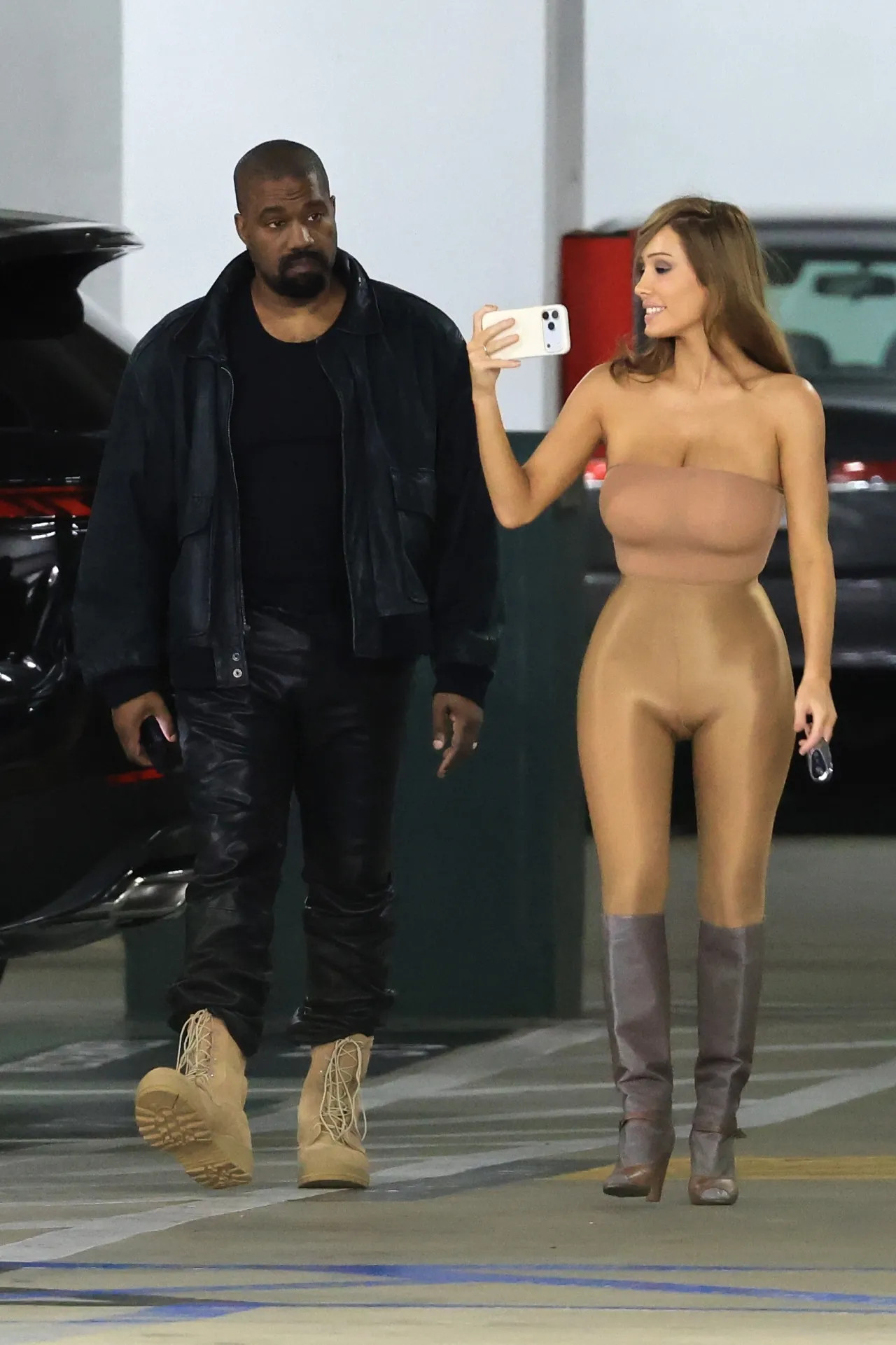 KanyeWest和妻子BiancaCensori近日洛杉矶街拍，比安卡身穿