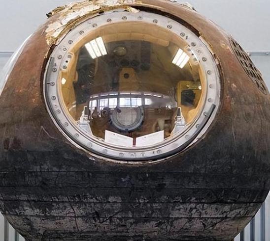 1971年，三名苏联宇航员在空间站工作23天后，成功返回地球，地面工作人员打开返