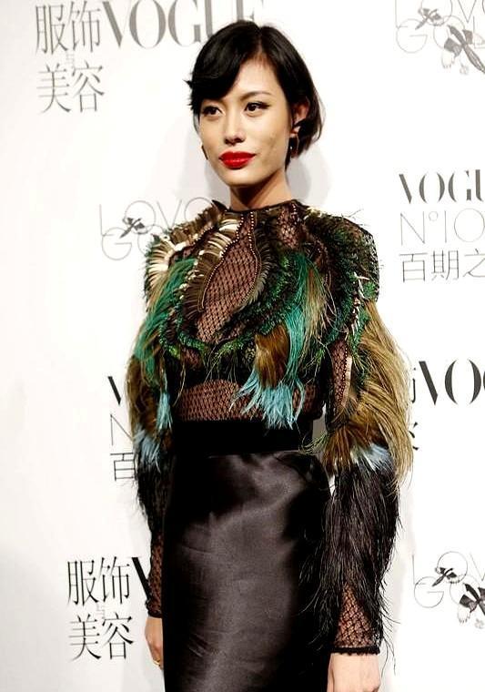 别再骂葛荟婕“疯”了，她恨的根源，藏在她17岁怀孕6个月时，汪峰抽屉里的那张离婚