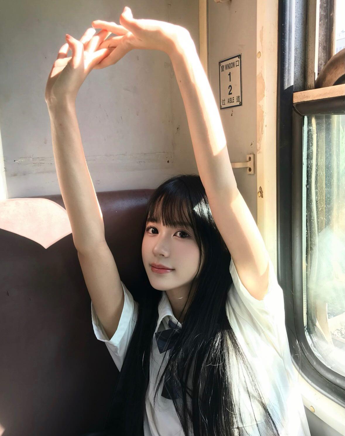 窗边少女，阳光洒落，青春洋溢怎样穿搭让自己更美读书多的女生可以多有气质