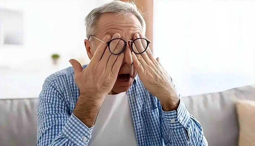 上班族盯屏幕半年，眼干涩如针扎，为什么贵蓝莓奶昔喝再多，视力模糊还加剧？临床