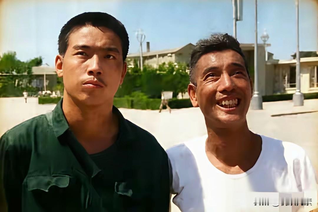 这是国际大导演陈凯歌年轻时与父亲的合影。那时候的陈导眼神坚定，神情刚毅，妥妥的胸