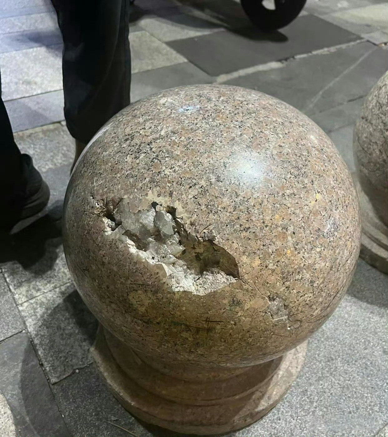 石墩子哪都有，但头一次见里面的构造。​​​