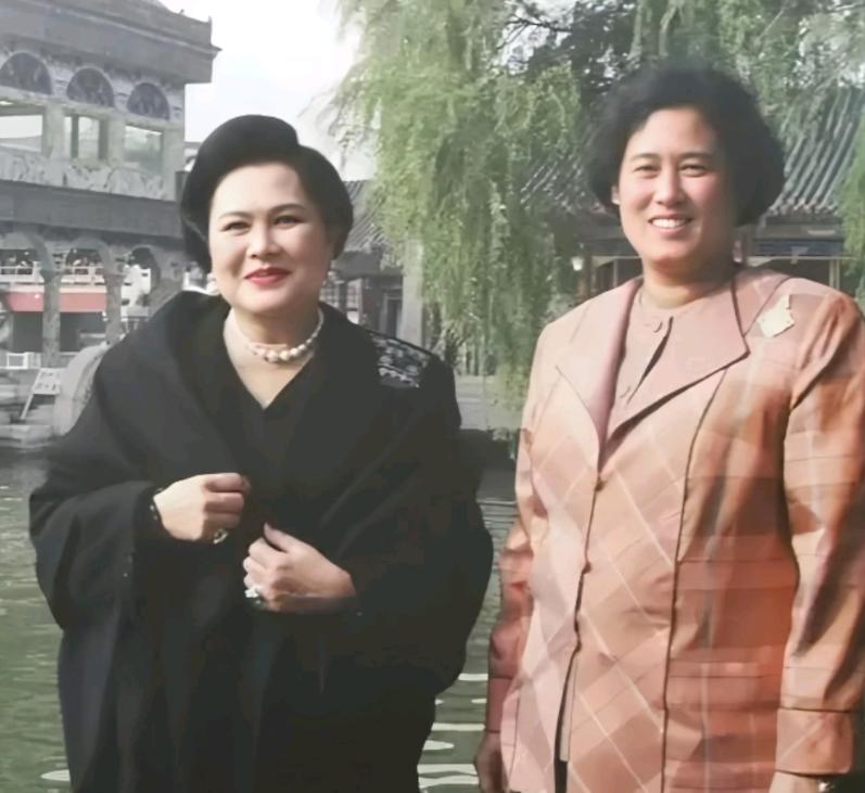 中泰友谊，泰国国王玛哈·哇集拉隆功即将在11月中旬访华，诗丽吉王太后曾在2000