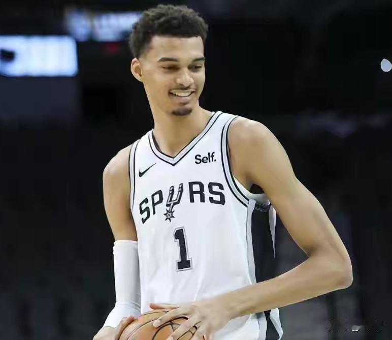 马刺真敢玩啊，一直让文班亚马打替补，这打法还真是新颖！北京时间12月20日NBA