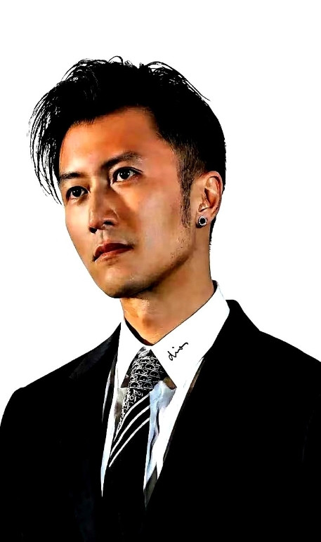 谢霆锋牵着大儿子在剑桥校园被拍，镜头里孩子挺拔，他笑得像刚领完奖。照片一出，全