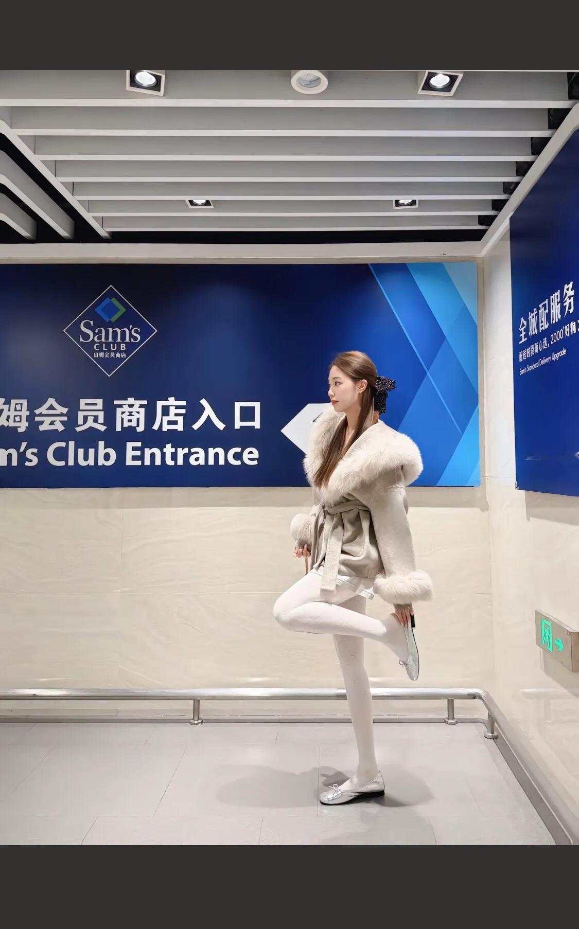 毛茸茸外套搭配白色袜，温暖又时尚！