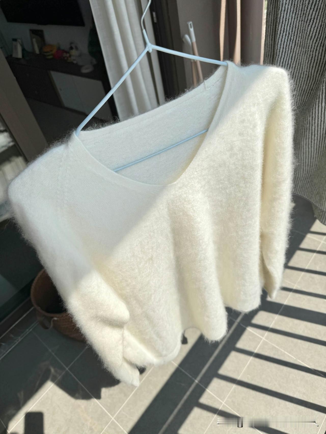 儿媳妇很奇怪，就是天冷了，羊毛衫每天换着穿，换下的羊毛衫也不洗，就直接挂阳台上晾