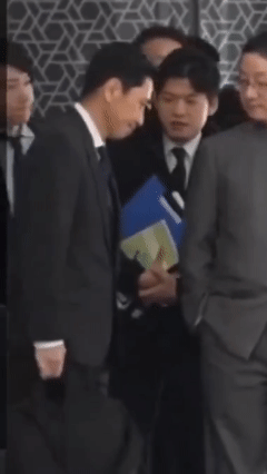 中国司长双手插兜，日本局长站如喽啰，低头欠身，不敢直视中方的眼睛据央视报道，