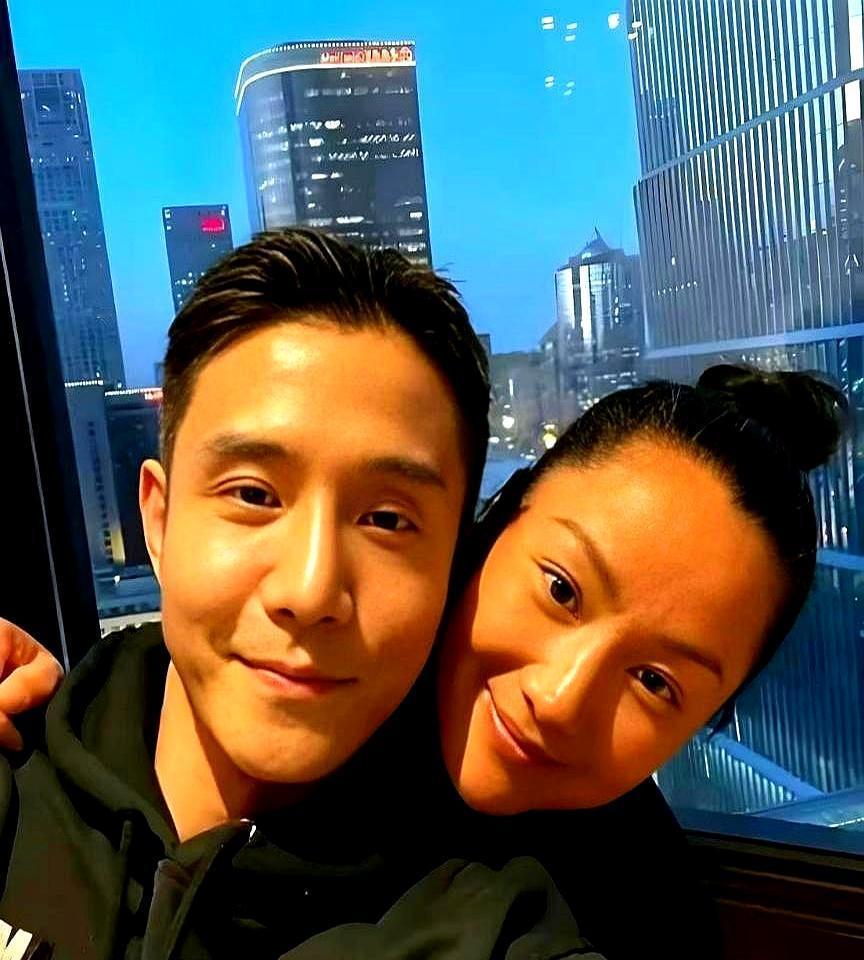 53岁瞿颖不嫁豪门，改嫁泰国机长，还给人家俩闺女当亲妈？！这姐毕业典礼哭成狗